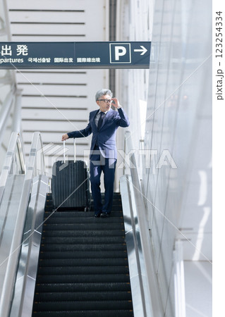 ミドル男性　空港　出張（プロパティリリース取得済み＆施設審査通過素材） 123254334