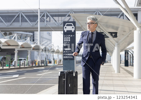 ミドル男性　空港　出張（プロパティリリース取得済み＆施設審査通過素材） 123254341