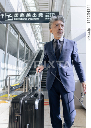 ミドル男性 空港 出張 (プロパティリリース取得済み&施設審査通過素材) ミドル男性 空港 出張 (プロパティリリース取得済み&施設審査通過素材) 123254344