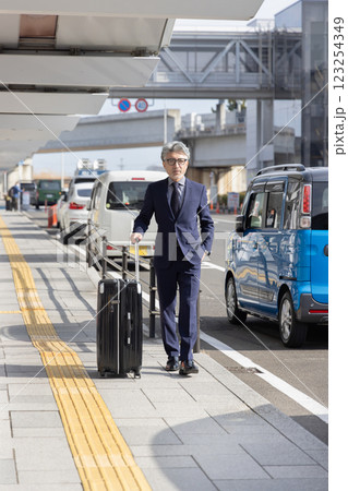 ミドル男性　空港　出張　（プロパティリリース取得済み＆施設審査通過素材） 123254349