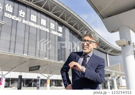 ミドル男性　空港　出張（プロパティリリース取得済み＆施設審査通過素材） 123254352