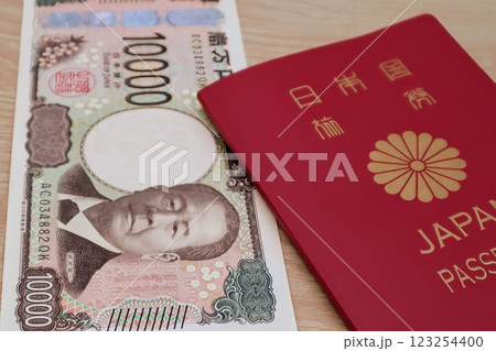 日本のパスポートと新一万円札 日本のパスポートと新一万円札 123254400