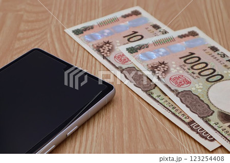 スマホと日本の新一万円札 スマホと日本の新一万円札 123254408