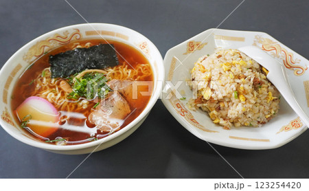 ラーメンと半チャーハン ラーメンと半チャーハン 123254420