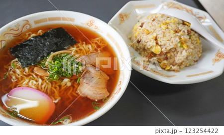 ラーメンと半チャーハン 123254422