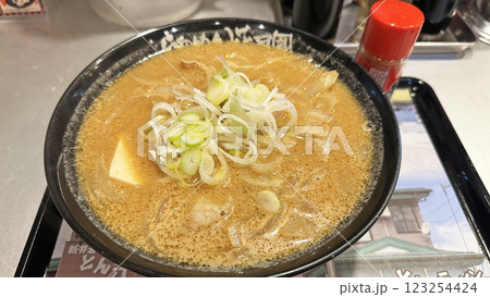 飲食店の風景(ラーメンチェーン店の限定ラーメン) 飲食店の風景(ラーメンチェーン店の限定ラーメン) 123254424