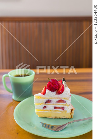 イチゴのショートケーキとコーヒー 123254430
