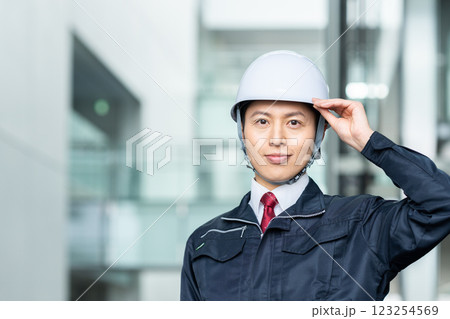 ビルで働くミドルの作業員　撮影協力:スカパー東京メディアセンター 123254569