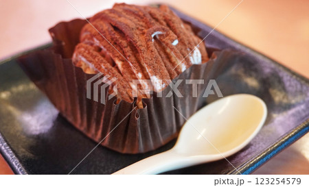 日本の回転寿司メニュー（デザートのチョコケーキ） 123254579