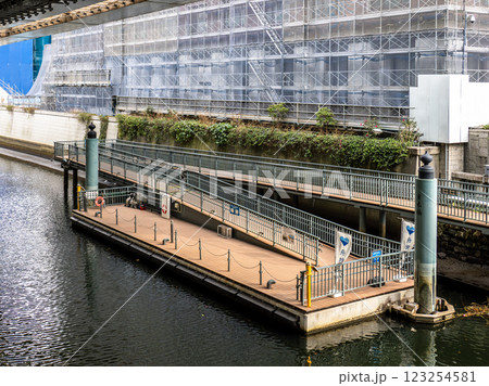 日本橋に隣接している「日本橋船着場」（東京都中央区） 123254581