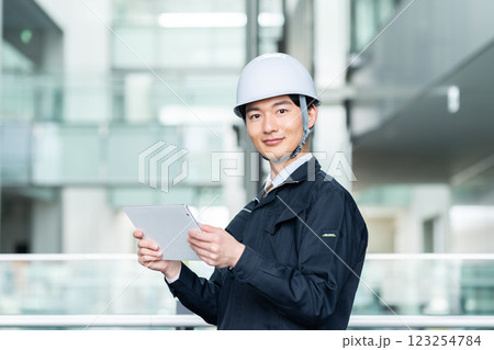 オフィスビルで働く作業員の男性　撮影協力:スカパー東京メディアセンター 123254784