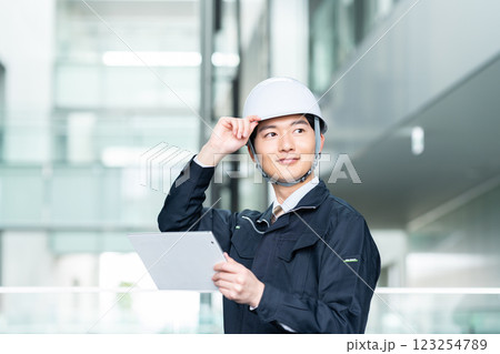 オフィスビルで働く作業員の男性 撮影協力:スカパー東京メディアセンター オフィスビルで働く作業員の男性 撮影協力:スカパー東京メディアセンター 123254789