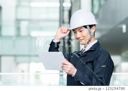 オフィスビルで働く作業員の男性　撮影協力:スカパー東京メディアセンター 123254790