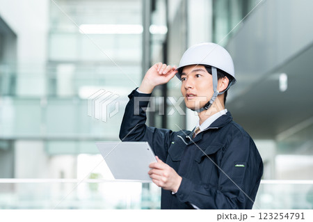 オフィスビルで働く作業員の男性　撮影協力:スカパー東京メディアセンター 123254791