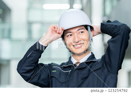 オフィスビルで働く作業員の男性　撮影協力:スカパー東京メディアセンター 123254792