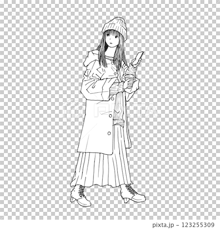 コーヒーを片手にスマホで何かを探している女性 コーヒーを片手にスマホで何かを探している女性 123255309