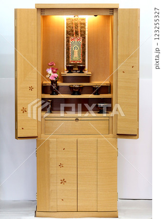 マンションやアパートで祀られる現代風の仏壇 家具調仏壇 終活のイメージ1 お位牌なし 123255327