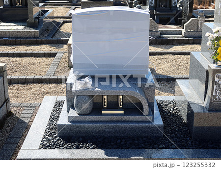 開眼法要前の白い布を掛けられた新しいお墓 墓地墓石のイメージ 123255332