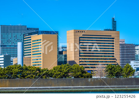 日本の東京都市景観　朝日新聞社などを望む。同社前には築地市場跡地が広がる… 123255426