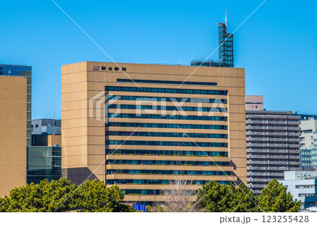 日本の東京都市景観 朝日新聞社などを望む。同社前には築地市場跡地が広がる… 日本の東京都市景観 朝日新聞社などを望む。同社前には築地市場跡地が広がる… 123255428