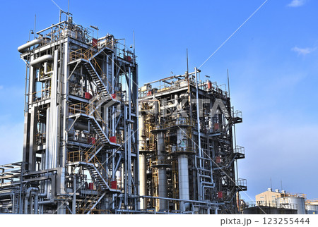 京浜工業地帯の2つに並ぶ工場 123255444