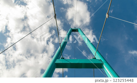 千葉県八千代市　青空に映えるゆらゆら橋の橋梁 123255448