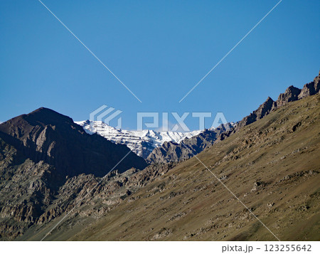 インド北部にあるラダック地方のアルチにあるホテルから見えた山の景色 123255642