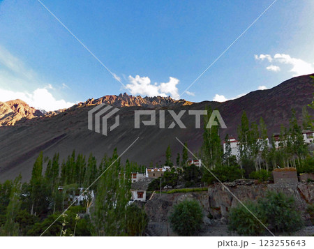 インド北部にあるラダック地方のアルチにあるホテルから見えた山の景色 123255643