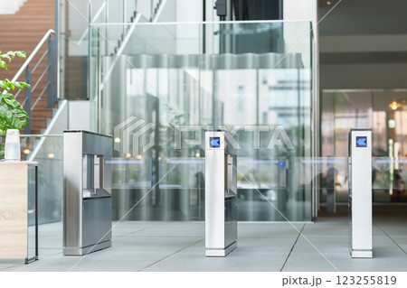 セキュリティゲート　撮影協力:スカパー東京メディアセンター 123255819