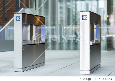 セキュリティゲート　撮影協力:スカパー東京メディアセンター 123255823