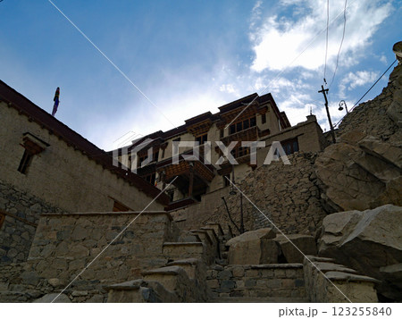 インド北部の小チベットといわれるラダック地方に残る歴史あるシェイ王宮の外観 123255840