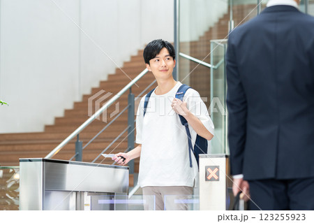 オフィスビルのエントランス 撮影協力:スカパー東京メディアセンター オフィスビルのエントランス 撮影協力:スカパー東京メディアセンター 123255923