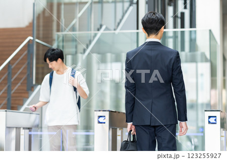 オフィスビルのエントランス 撮影協力:スカパー東京メディアセンター オフィスビルのエントランス 撮影協力:スカパー東京メディアセンター 123255927