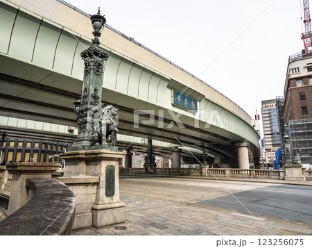 日本橋川に架かる重要文化財「日本橋」・日本橋川の上を通る首都高速の高架橋 123256075