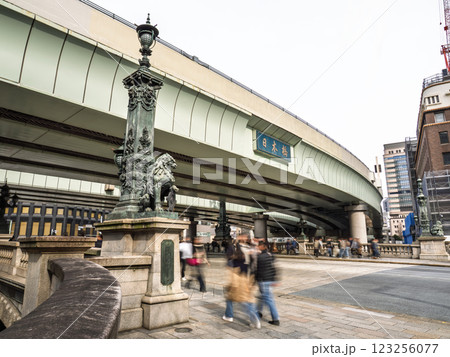 日本橋川に架かる重要文化財「日本橋」・日本橋川の上を通る首都高速の高架橋 123256077