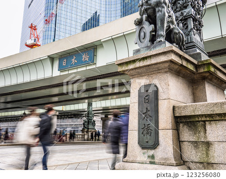 日本橋川に架かる重要文化財「日本橋」・日本橋川の上を通る首都高速の高架橋 123256080
