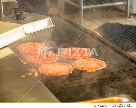 斑尾高原スキー場名物チロルのハンバーガー 123256420