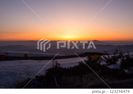春山の朝日 123256474