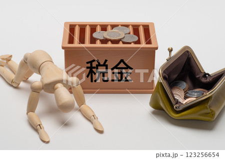 徴収される重税にがっくりするデッサン人形 徴収される重税にがっくりするデッサン人形 123256654