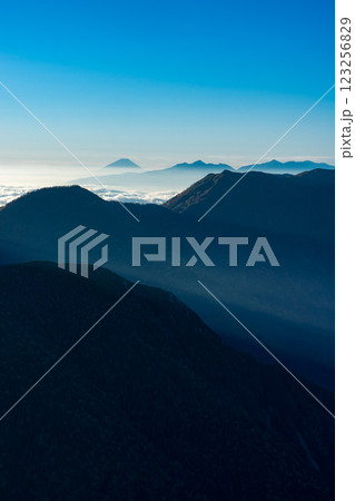 喜作新道から見る早朝の富士山と南アルプス　北アルプス表銀座縦走の槍ヶ岳登山 123256829