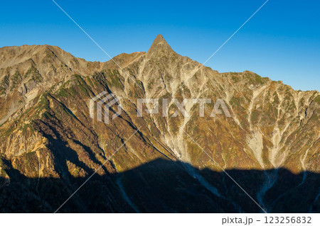 喜作新道から見るモルゲンロートの槍ヶ岳 北アルプス表銀座縦走の槍ヶ岳登山 喜作新道から見るモルゲンロートの槍ヶ岳 北アルプス表銀座縦走の槍ヶ岳登山 123256832