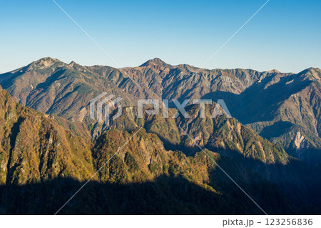 喜作新道から見る水晶岳と鷲羽岳　北アルプス表銀座縦走の槍ヶ岳登山 123256836