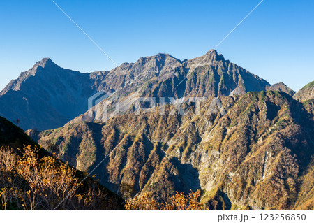 喜作新道のヒュッテ西岳から見上げる穂高連峰　北アルプス表銀座縦走の槍ヶ岳登山 123256850