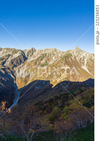 喜作新道のヒュッテ西岳から見上げる槍ヶ岳と槍沢 北アルプス表銀座縦走の槍ヶ岳登山 喜作新道のヒュッテ西岳から見上げる槍ヶ岳と槍沢 北アルプス表銀座縦走の槍ヶ岳登山 123256851