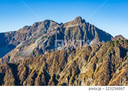 喜作新道のヒュッテ西岳から見上げる奥穂高岳と北穂高岳　北アルプス表銀座縦走の槍ヶ岳登山 123256867