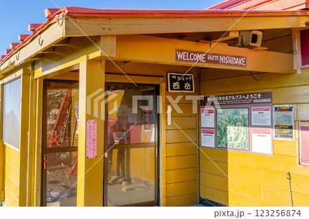 ヒュッテ西岳　北アルプス表銀座縦走の槍ヶ岳登山 123256874