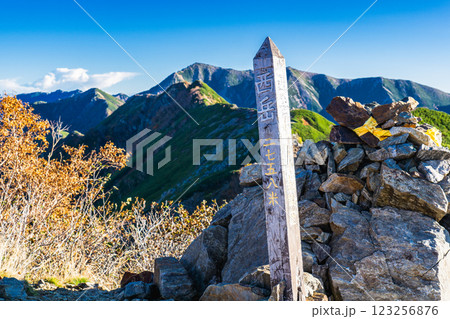 西岳の山頂　北アルプス表銀座縦走の槍ヶ岳登山 123256876