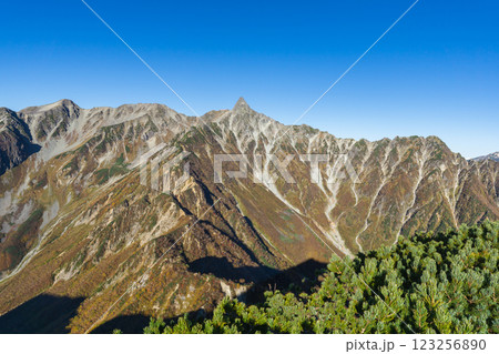 西岳の山頂から見る東鎌尾根と槍ヶ岳　北アルプス表銀座縦走の槍ヶ岳登山 123256890