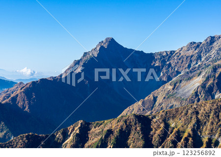 西岳の山頂から見る北尾根と前穂高岳　北アルプス表銀座縦走の槍ヶ岳登山 123256892
