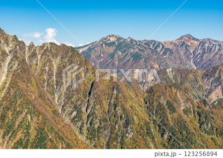 喜作新道から見る鷲羽岳とワリモ岳　北アルプス表銀座縦走の槍ヶ岳登山 123256894